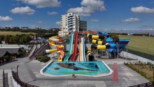 a water park with a water slide and a pool at Eser Diamond Hotel Spa & Convention Center İstanbul in Silivri
