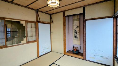 an empty room with windows and a light fixture at 宙 -Sora- in Onomichi