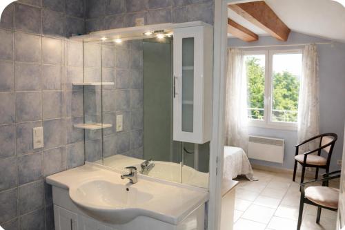 a bathroom with a sink and a mirror at Gîte Le Verdon in Quinson
