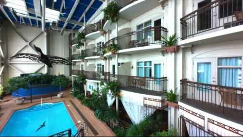 an apartment building with a swimming pool and balconies at Hotel L'Oie des neiges in Lévis