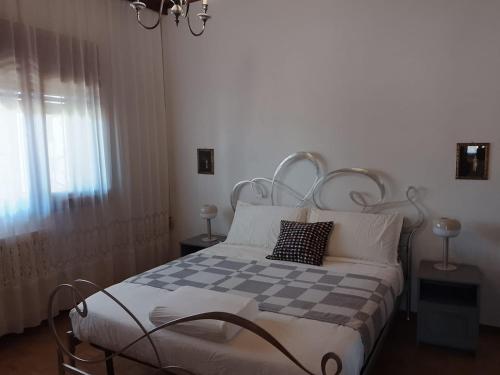 a bedroom with a bed with a checkeredkered blanket at B&B Casa Orchidea in Baragazza