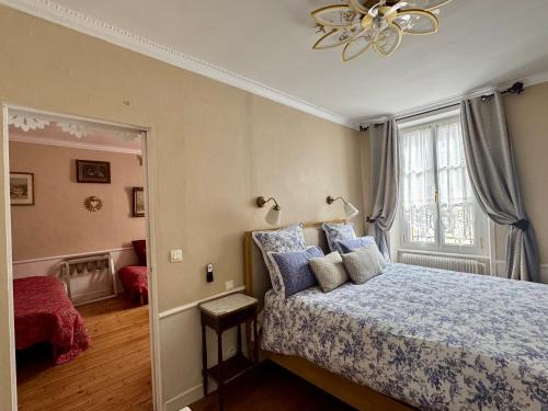 un dormitorio con una cama y un ventilador de techo en Aggarthi Bed and Breakfast, en Bayeux