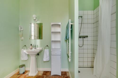 a bathroom with a sink and a shower at L'Estanquet - Maison d'Hôtes in Gardouch