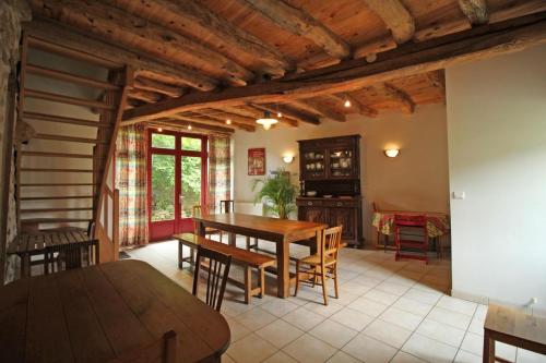 una sala da pranzo con tavolo e sedie in legno di Lasgorceix a Saint-Léger-la Montagne