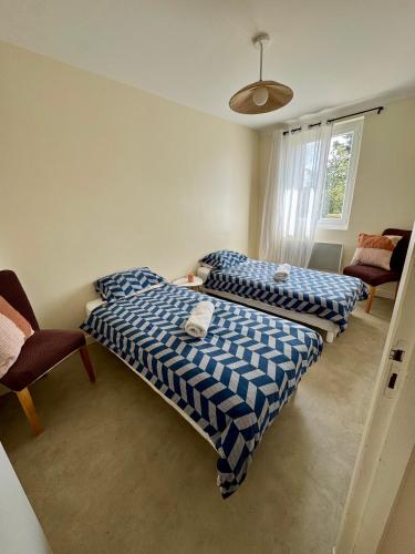 two beds sitting in a room with at Maison Colonel Teyssier in Albi