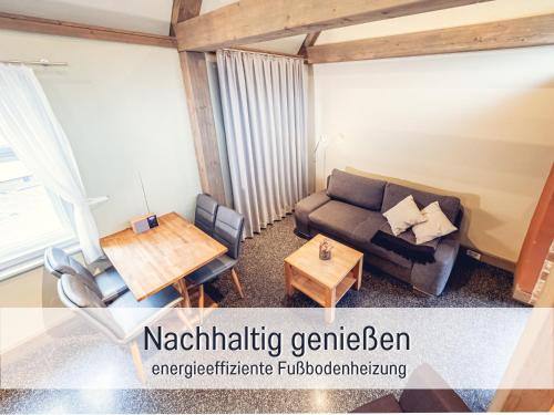 a living room with a couch and a table at Dolly Dur - Mini Ferienhaus in Kyritz, einer charmanten Stadt im Herzen von Brandenburg in Kyritz