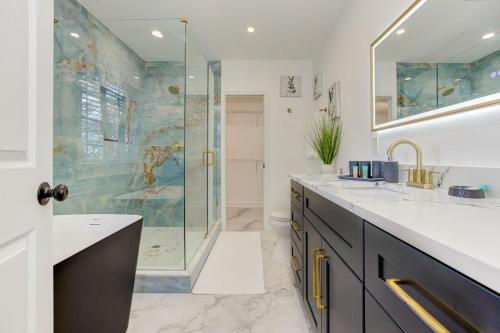 a bathroom with a shower and a sink at Lake Vista Lodge in Jasper