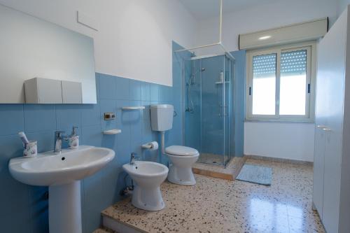 a bathroom with a sink and a toilet and a shower at Suliventumari in Ribera