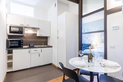 Torre Velasca - Duomo 5 min walk - 2 Bedrooms with 2 Bathrooms