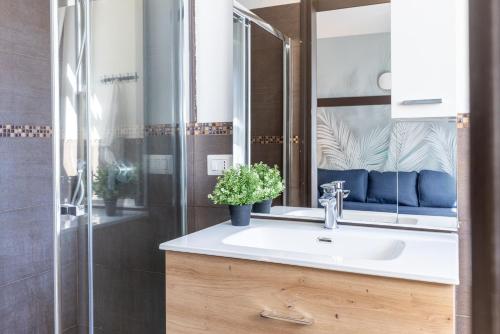 Torre Velasca - Duomo 5 min walk - 2 Bedrooms with 2 Bathrooms