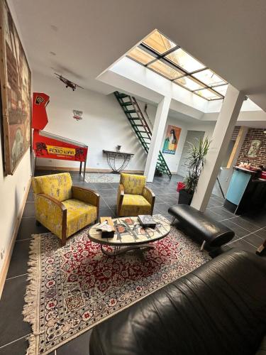 a living room with two chairs and a coffee table at Le loft - hypercentre de Tours in Tours