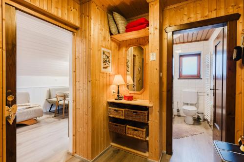 ein winziges Haus mit Bad und Toilette in der Unterkunft Trippolthof in Prebl