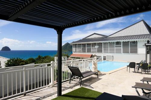 a view of the ocean from the patio of a house at Cœur de Diams in Le Diamant