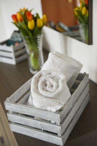 a tray with towels on a table with flowers at Casa Vacanza Ninfea in Paratico