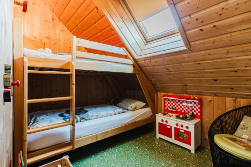 ein Schlafzimmer mit zwei Etagenbetten in einer Hütte in der Unterkunft Trippolthof in Prebl