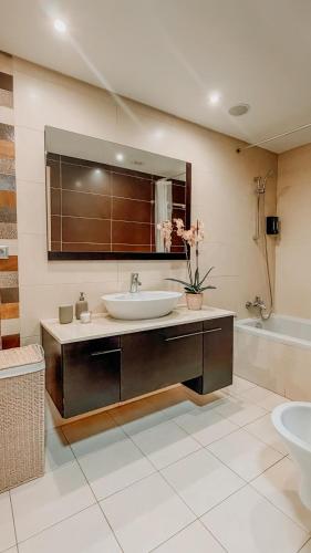 a bathroom with a sink and a mirror at Alta de Faro in Faro