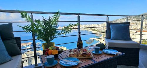 un balcone con un tavolo con del cibo sopra di Stella Apartment a Sarandë