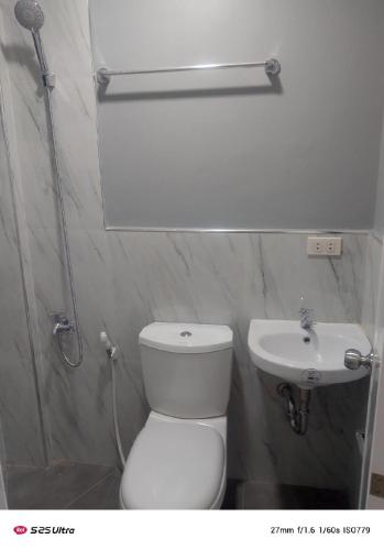 a bathroom with a toilet and a sink at Residencia de rubie 2 in Dahikan