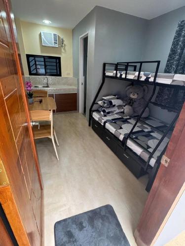a bedroom with a bunk bed and a table at Residencia de rubie 2 in Dahikan