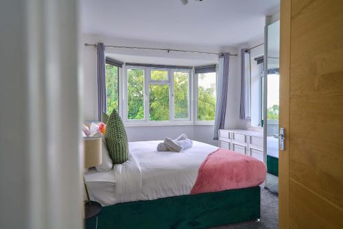 a bedroom with a bed and a window at Contractor Base 4BR Fast WiFi Parking High Wycombe in Buckinghamshire