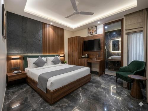 a hotel room with a bed and a bathroom at Hotel Grand Gtois -Delhi Airport in Dunya