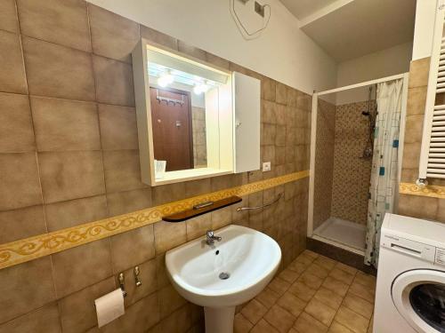 a bathroom with a sink and a mirror at Condominio Piscina in Grado