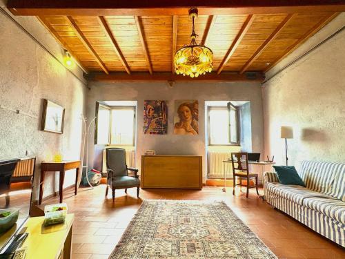 a living room with a couch and a table at La Casa del Voltone in Pontremoli