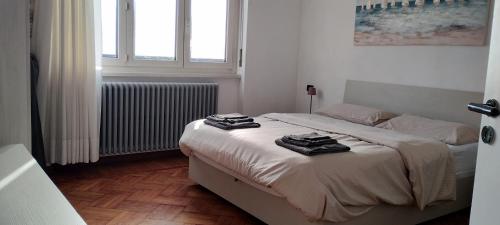 a bedroom with a bed with two towels on it at La casa di Gergy in Borgomanero
