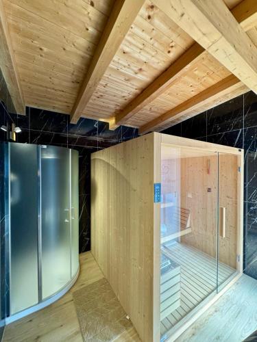 a room with a glass shower in a building at Villa Vittoria Relais in Venosa