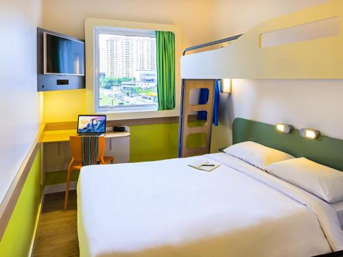 a bedroom with a bed and a bunk bed at ibis budget Jundiai Shopping in Jundiaí