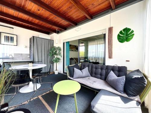 Stylish 1BR Marina Park - Pool & Loggia, centrally located