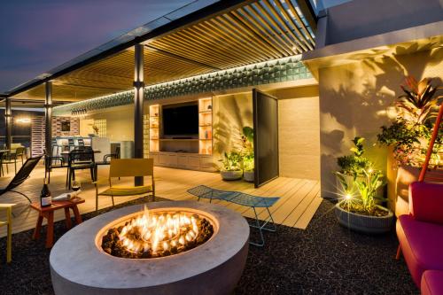 a living room with a fire pit in the middle at ULIV Condesa in Mexico City