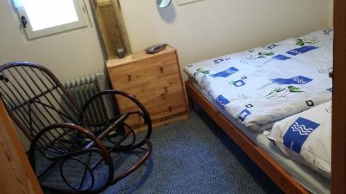 Giường trong phòng chung tại Chalupa v Krásné
