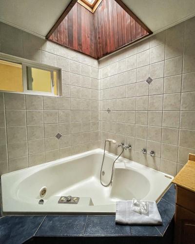 a white bath tub in a bathroom at El Copihue Olmué in Olmué