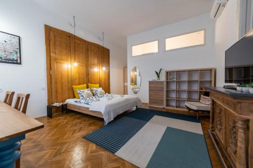 a large room with a bed and a kitchen at Mignon Szeged Apartman in Szeged