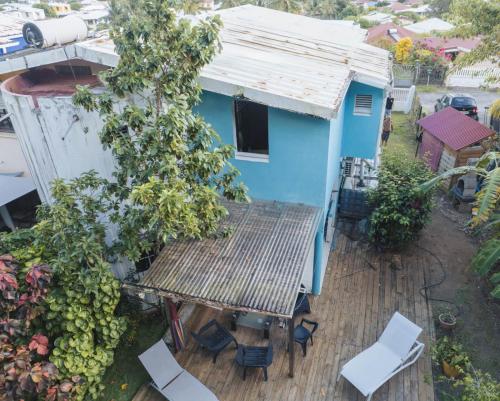 an overhead view of a blue house with a table and chairs at Chico's loc in Sainte-Luce