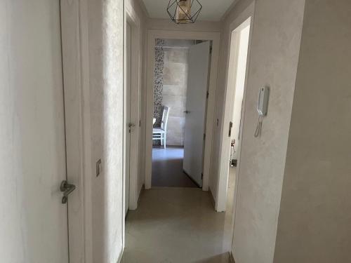 an empty hallway with a hallway leading into a room at Appartement 2 chambres bon emplacement Casablanca in Casablanca