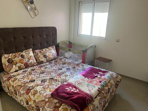 a bedroom with a bed with a quilt on it at Appartement 2 chambres bon emplacement Casablanca in Casablanca