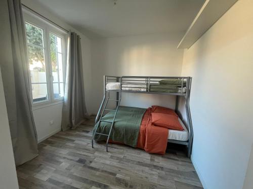 a bunk bed in a room with a window at la petite colline in Cavaillon