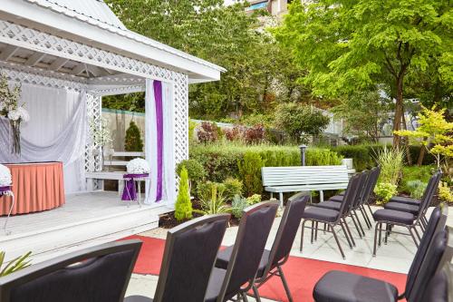 a backyard patio with a table and chairs at Executive Plaza Hotel & Conference Centre, Metro Vancouver in Coquitlam