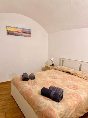 a bedroom with a bed with two towels on it at L'angolo di Giulia in Castelletto di Brenzone