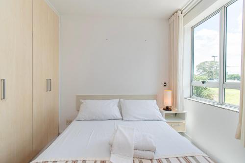 a white bedroom with a bed and a window at Premier Residence Residencial em Brasília 67961 in Brasília
