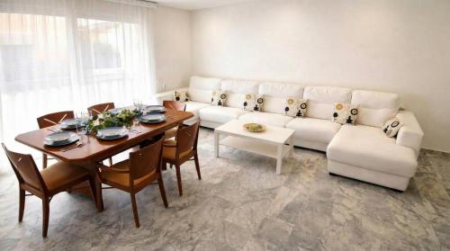 Foto Can Tete Casa grande para 10-12 personas ideal familias y grupos cerca del mar 1