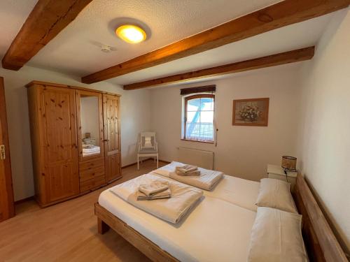 a bedroom with two beds and a window at Pension Schmelzer in Kägsdorf