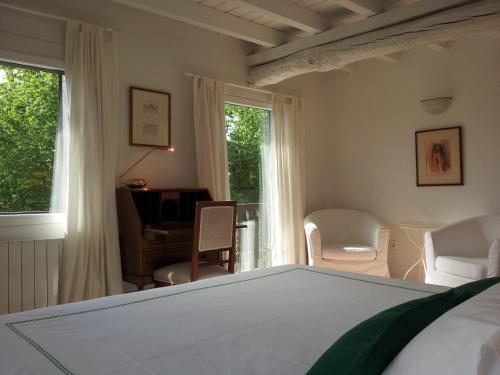 a bedroom with a bed and a table tennis racket at Posada La Panaderia De Castañeda in Villabáñez