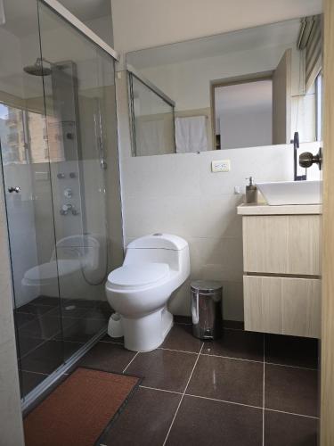 a bathroom with a toilet and a shower and a sink at Lindo apto cerca a todo! in Sabaneta