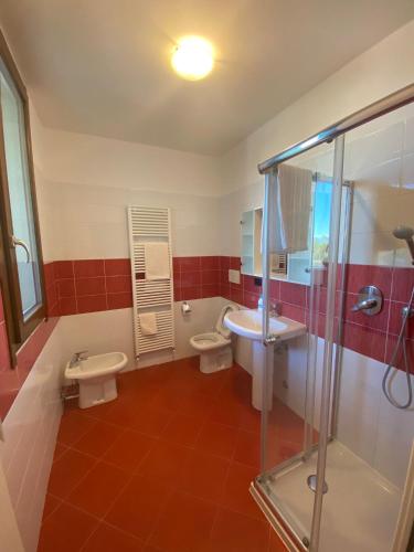 a bathroom with two toilets and a shower at Appartamento Gardenia in Saronno