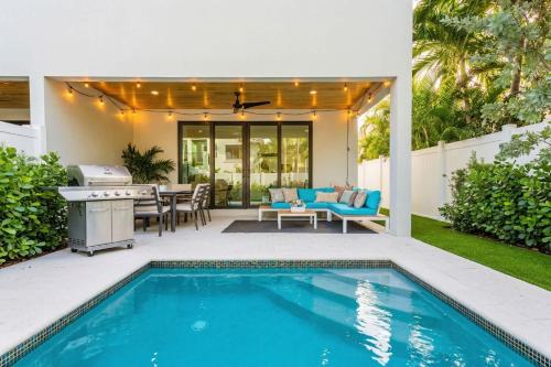 a backyard with a swimming pool and a house at Luxury Paradise walk to Las Olas -5 mins to Beach in Fort Lauderdale
