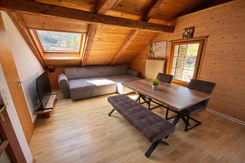 a living room with a table and a couch at JSM è in Därligen