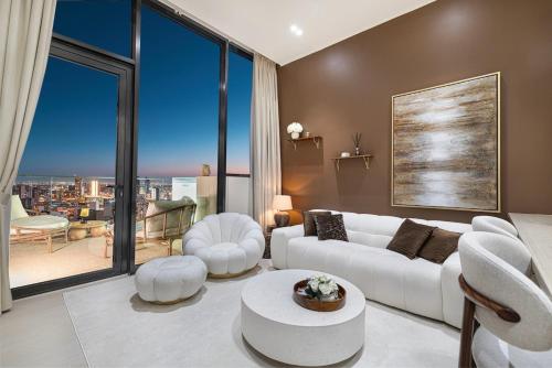 Luxury Apt w Balcony Pool & Skyline Views